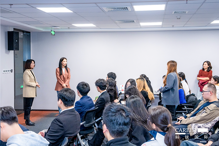 知名人力资源服务商凯发k8官网国际的相关资深顾问与企业高级负责人在参访末尾回答现场关于人力资源产业的问题